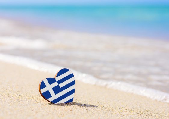 דגל יוון בצורת לב על חוף הים