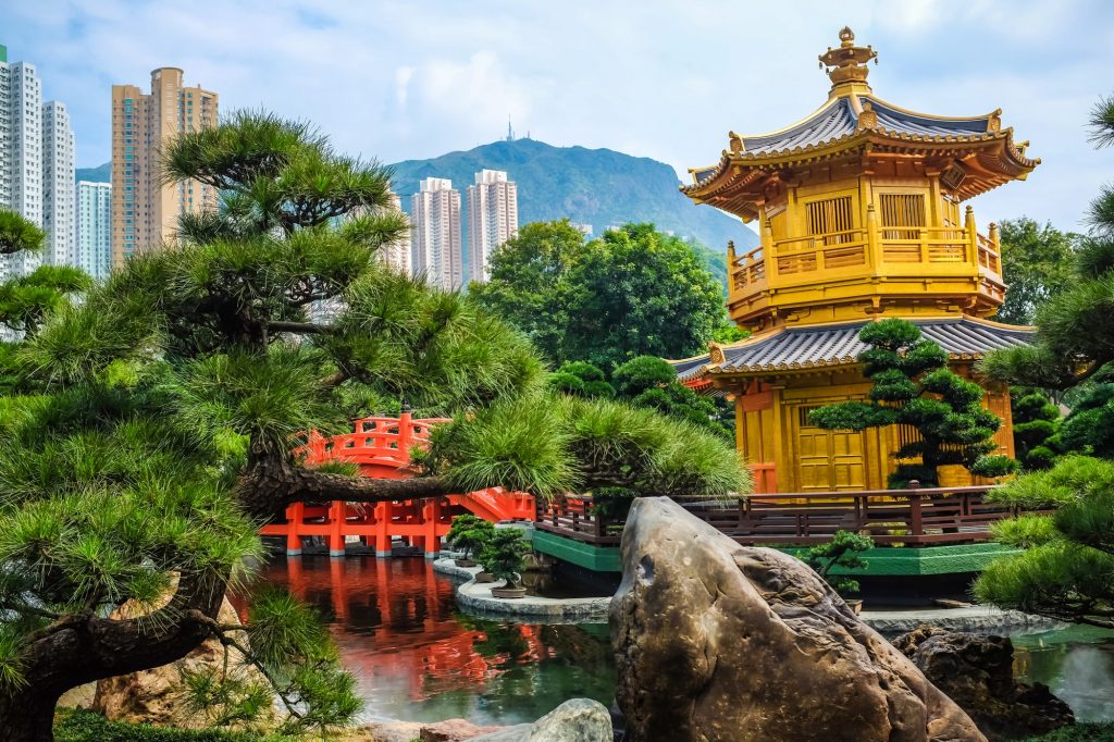 הגן בעיר הונג קונג עם מקדש צהוב באמצע