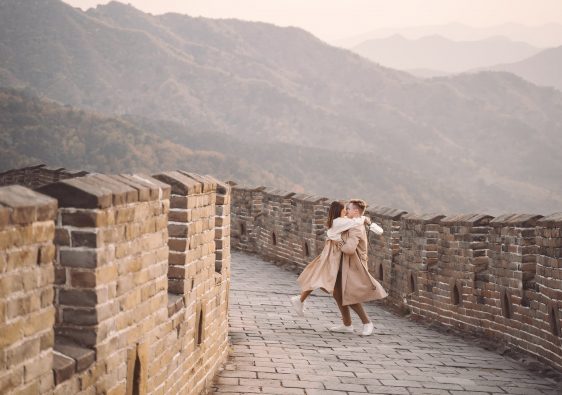 זוג צעיר מתחבק על החומה הסינית