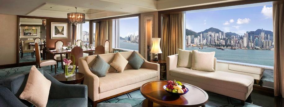 חדר מלון אינטרקונטיננטל גרנד סטנפורד הונג עם חלונות שקופים ונוף לעיר
