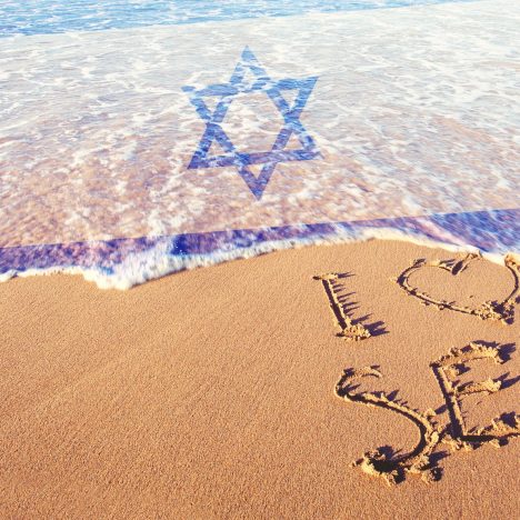 חול ים, גל שמגיע לשטוף את החול בצבעים של דגל ישראל ועם מגן דויד