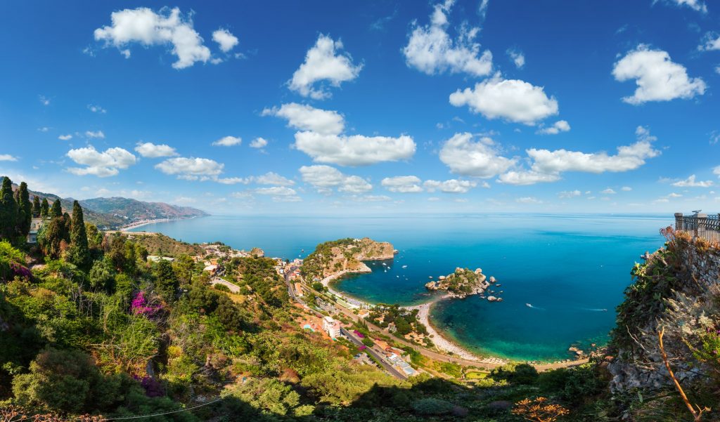 נוף של סיציליה - יערות וחופי ים