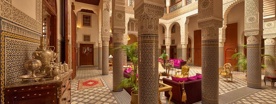 עיצוב מרוקאי עשיר ללובי המלון עם ספות בצבע סגול זובר
