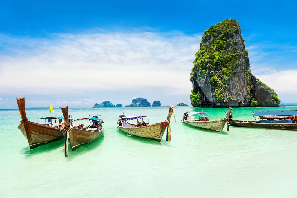  פוקט - תאילנד - 5 סירות עץ על חוף הים
