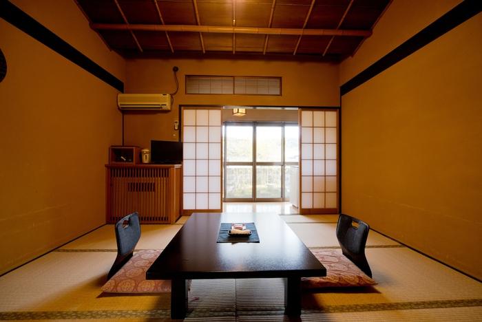 שולחן יפני נמוף עם כסאות ללא רגליים ומבנה מעוצב יפני