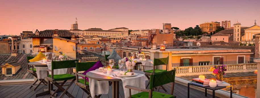 שולחן רומנטי על גג המלון המשקיף על כל העיר