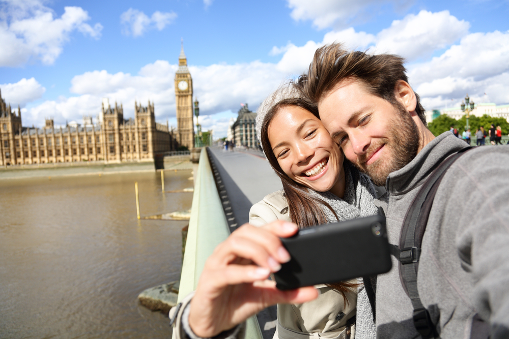 זוג עושה סלפי בלונדון על הגשר