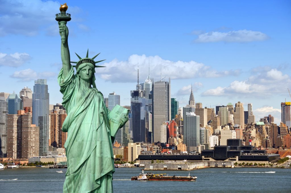 פסל החירות וברקע כל ניו יורק