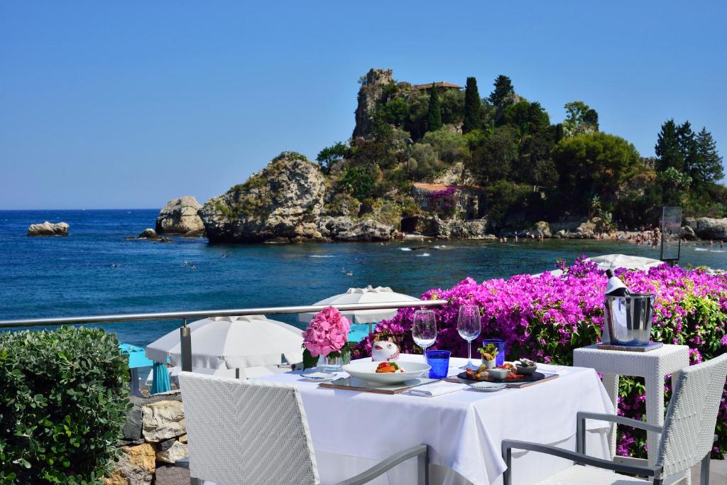 שולחן ערוך לארוחת צהריים מול נוף הים