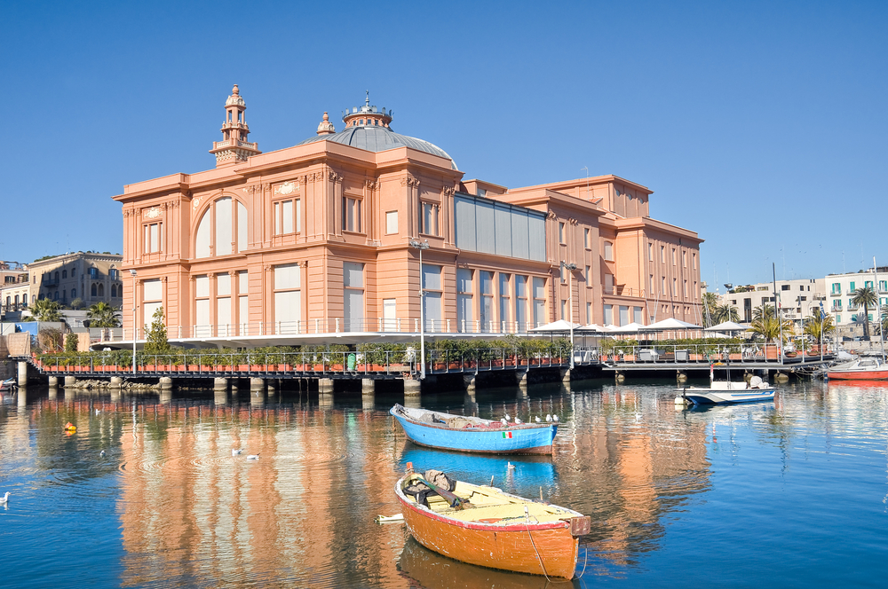 תיאטרון מרגריטה בעיר בר באיטליה עם ים מסביב וסירות