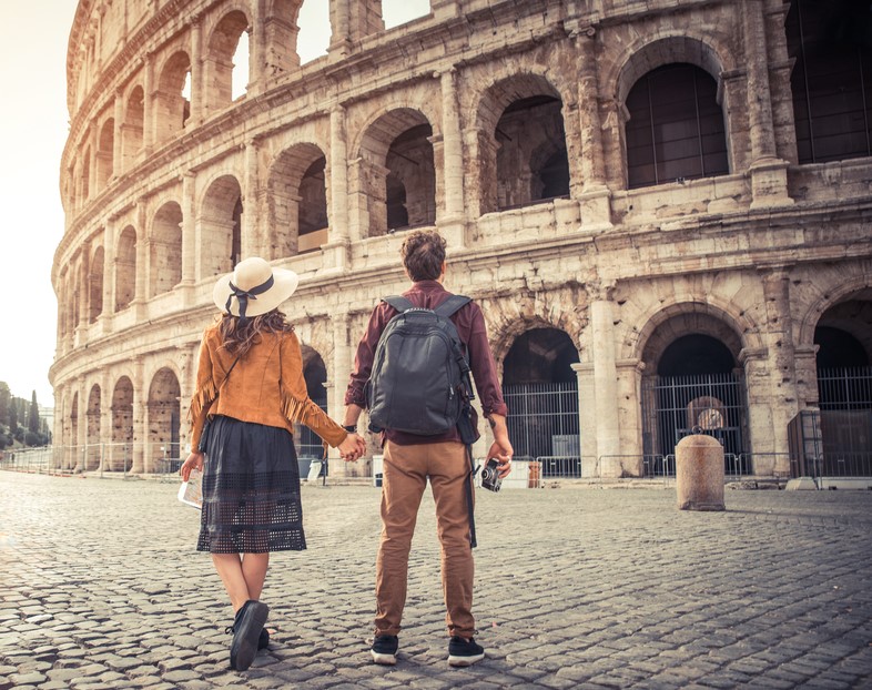 זוג מחזק ידיים בטיול ברומא