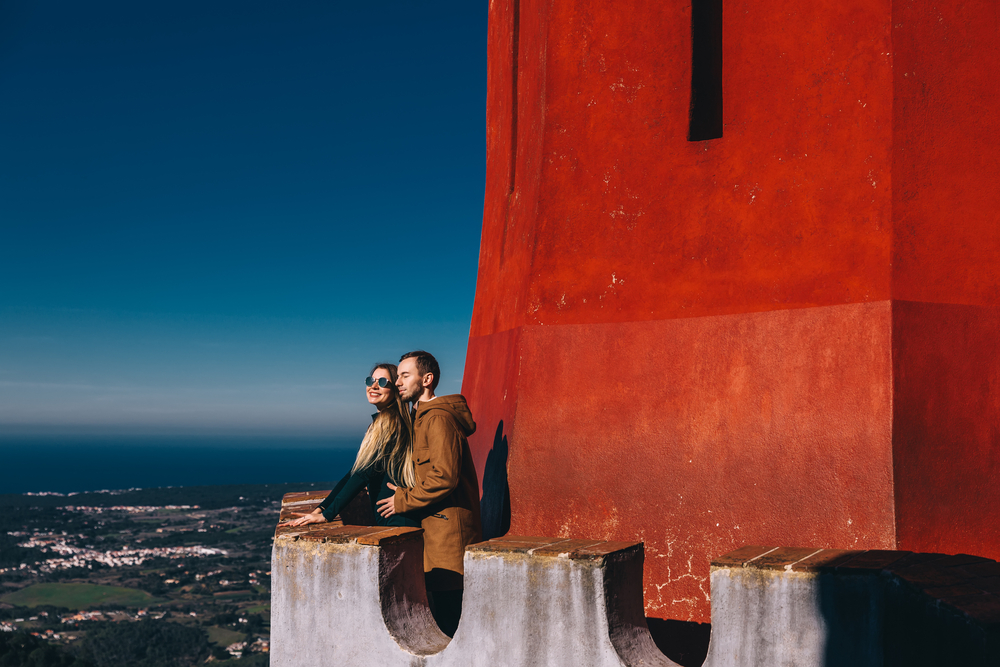זוג עומד במרפסת הכי גבוהה של הארמון בפורטוגל