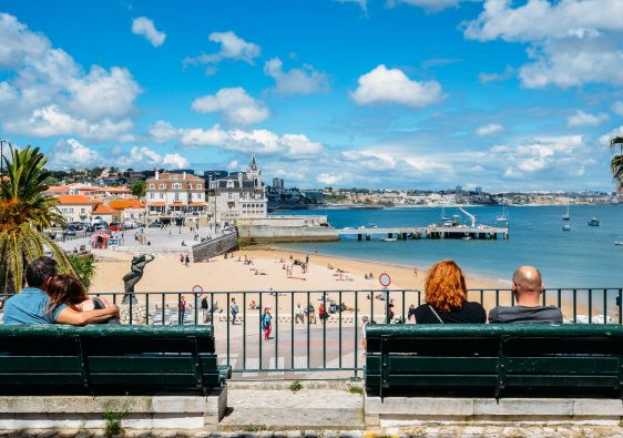 זוגות יושבים על ספסל ומתבוננים על נוף פורטוגל
