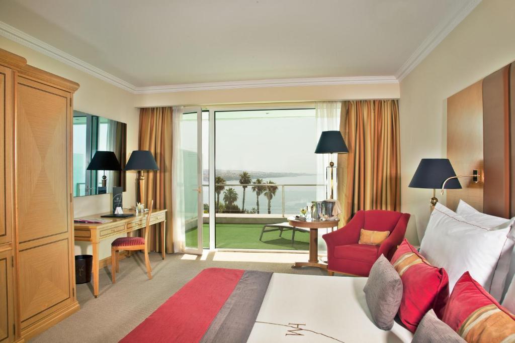 חדר המלון עם נוף לים בקשקאיש