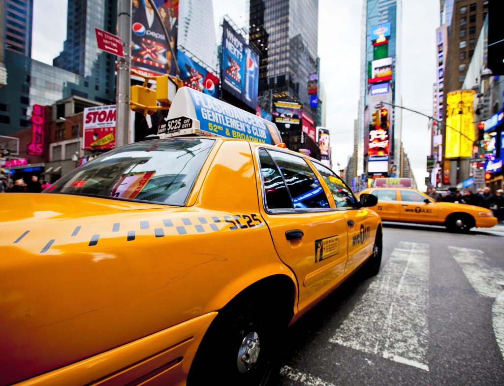 מונית נוסעת במנהטן ניו יורק