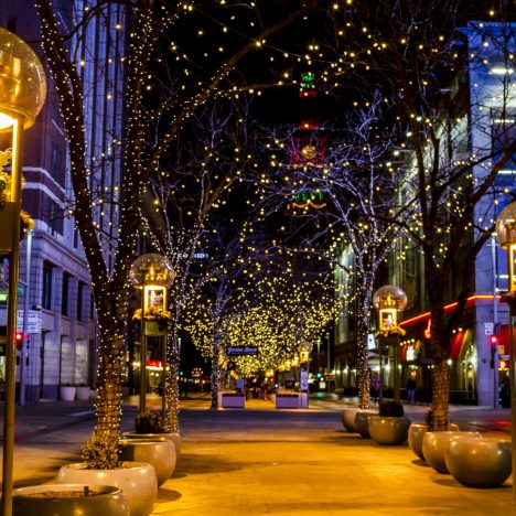 רחוב מקושט במנורות לכבוד חג הכריסמס-