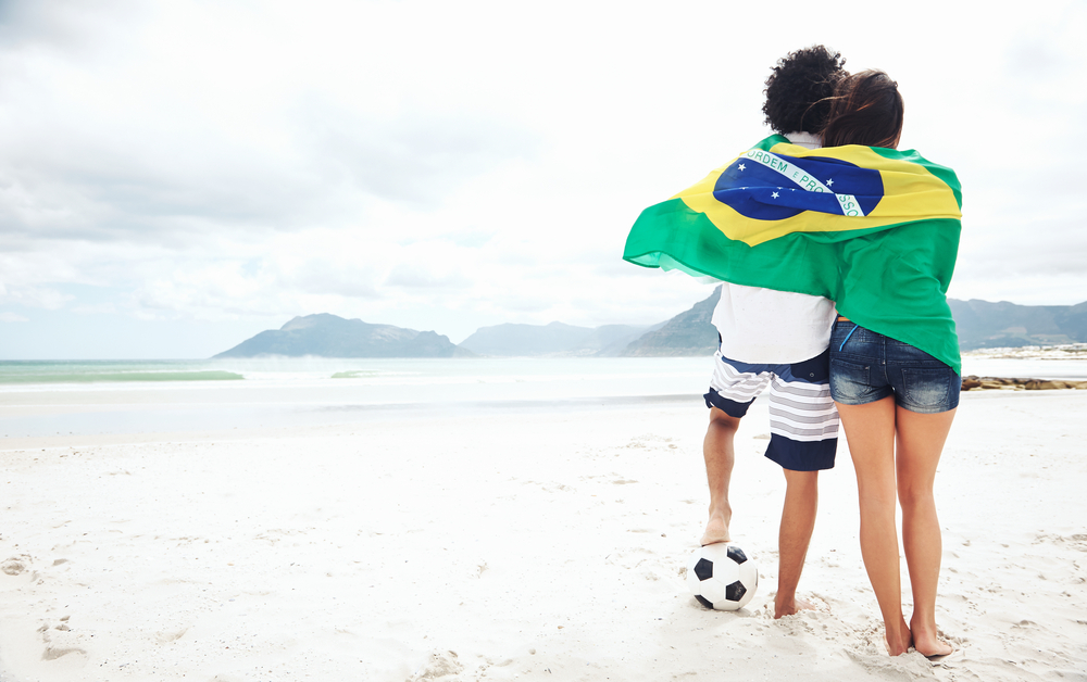 זוג בחוף מכוסה בדגל ברזיל