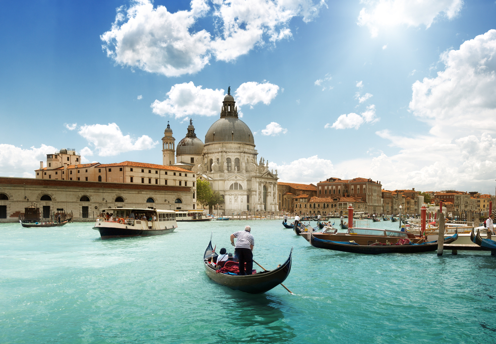 ונציה סירות שטות בים מבנים