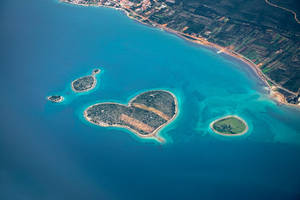 אי בצורת לב ואיים קטנים לידו בקרואטיה