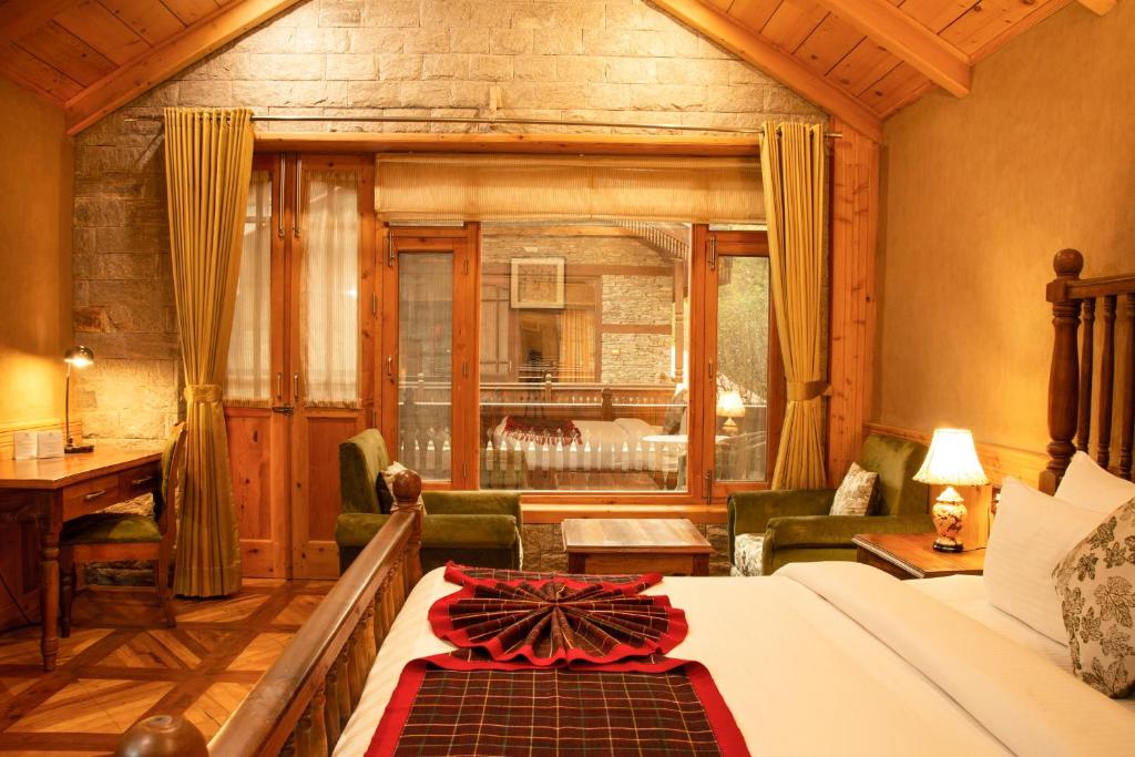 חדר המלון עשוי מעץ עם מיטה