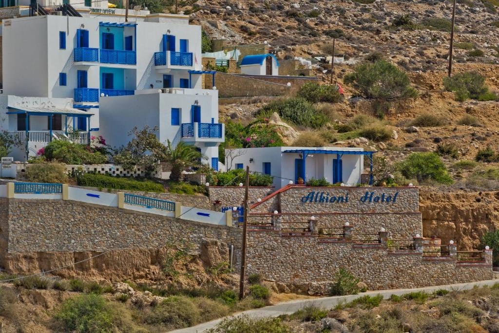מבנה המלון בצבע לבן כחול