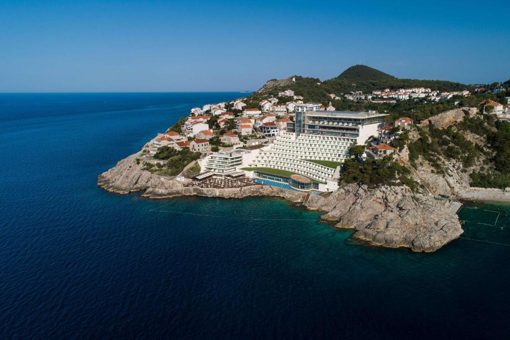 מלון ריקסוס על צוק מול נוף הים