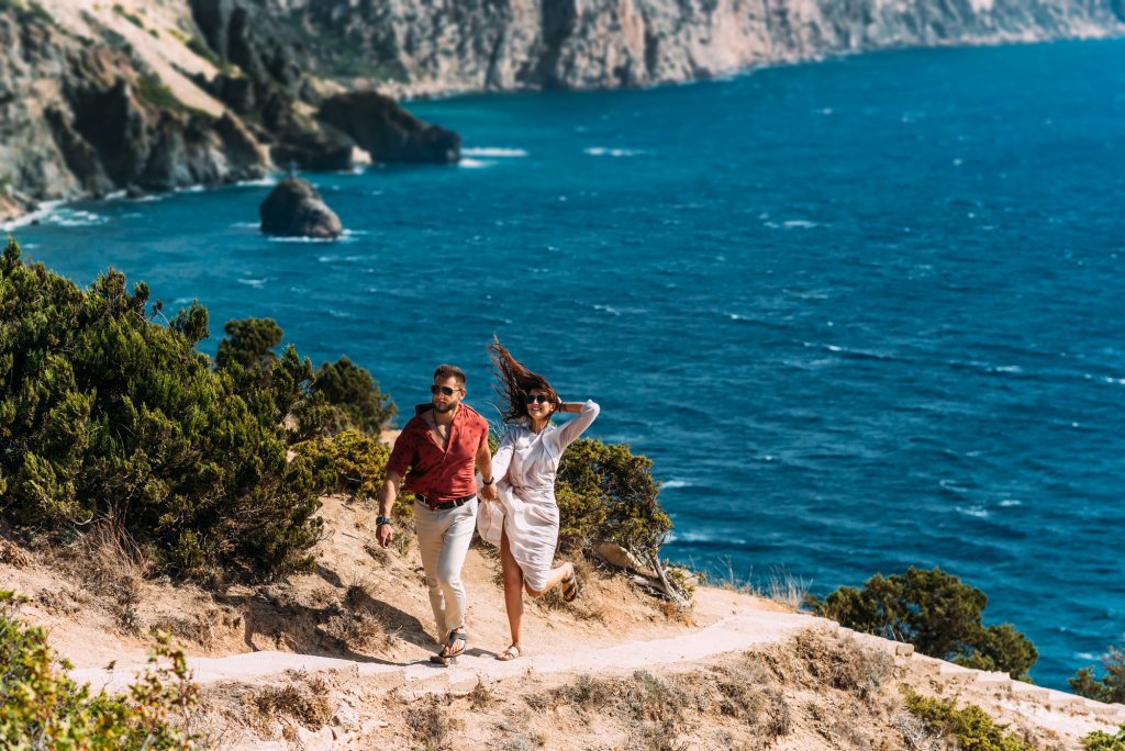 זוג מאוהב מטייל בחוף בקפריסין