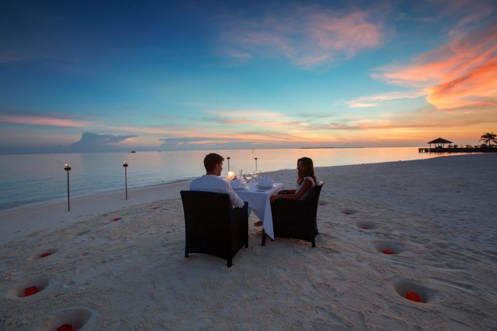 ארוחה ערב רומנטית של זוג על החוף