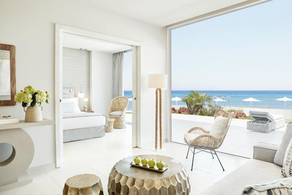חדר מלון לבן עם נוף לים