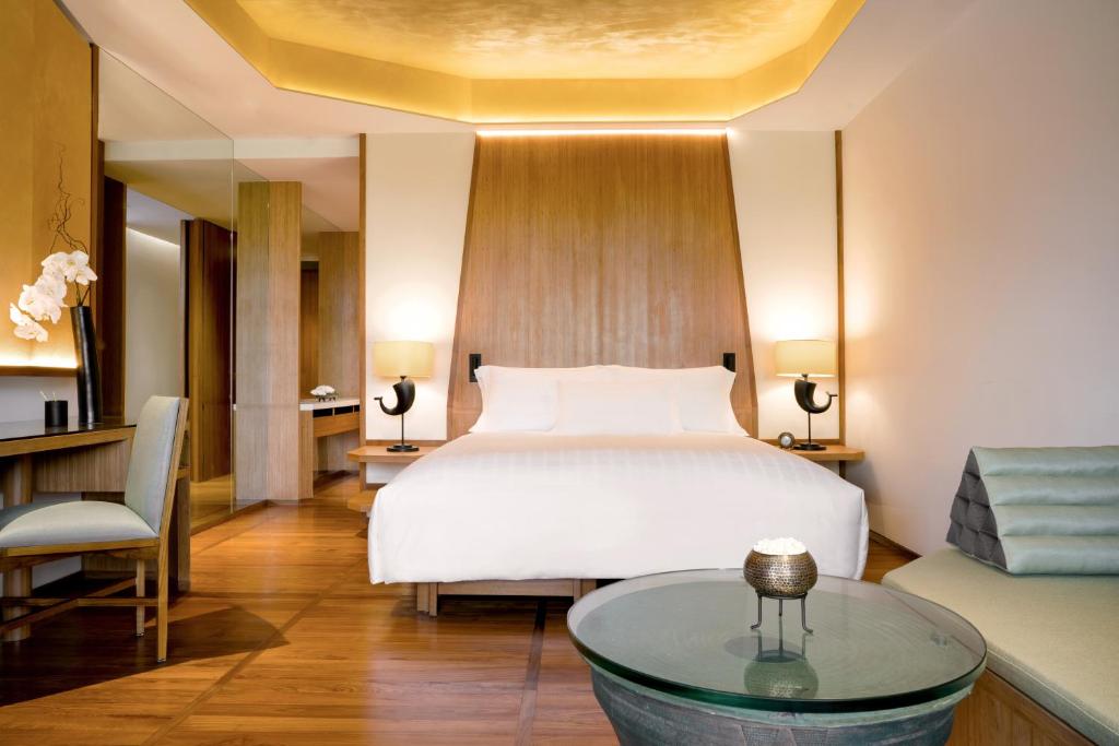 חדר מלון מעץ עם מיטה לבנה