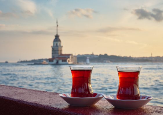 כוסות תה מול נוף הים והארמון בטורקיה