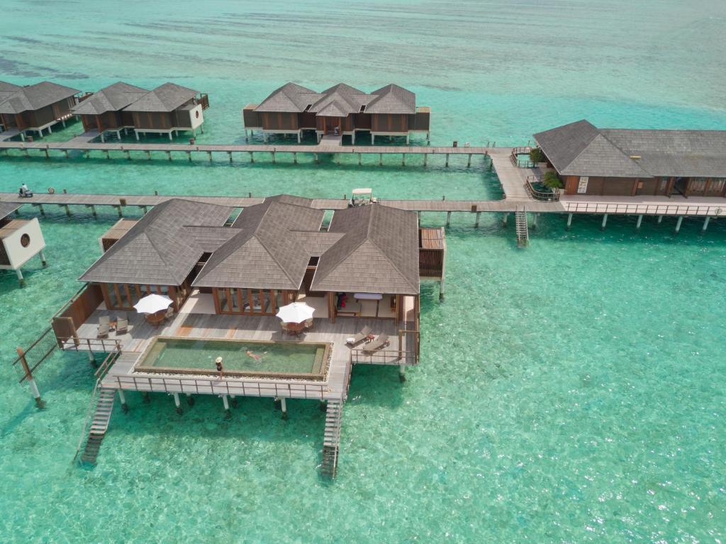 סויטות המלון על המים עם בריכה וירידה פרטית לים