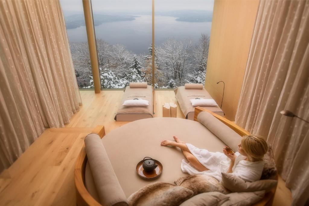 ספא המלון עם נוף לשלג בחוץ