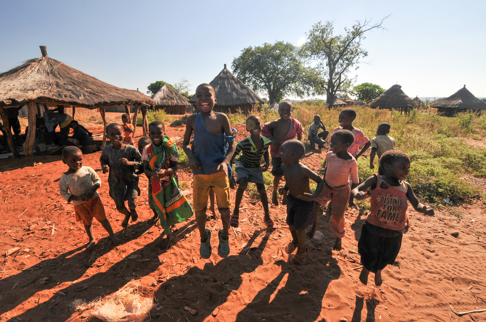 ילדים שמחים משבט בזמביה