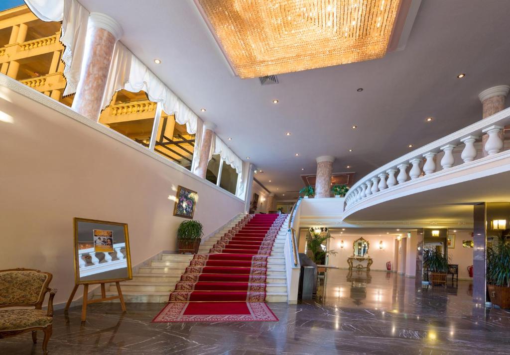 לובי המלון עם שטיח אדום על המדרגות