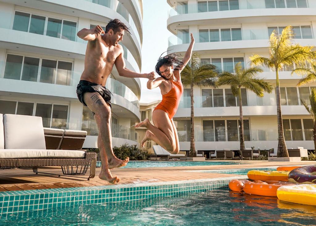זוג קופץ לבריכה במלון אקווה בוראקי